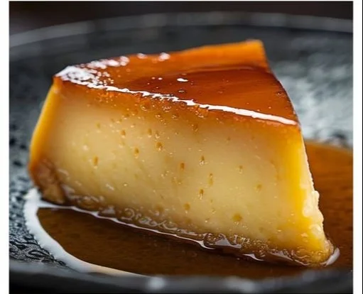 Budín de Pan sin Horno en un plato decorativo