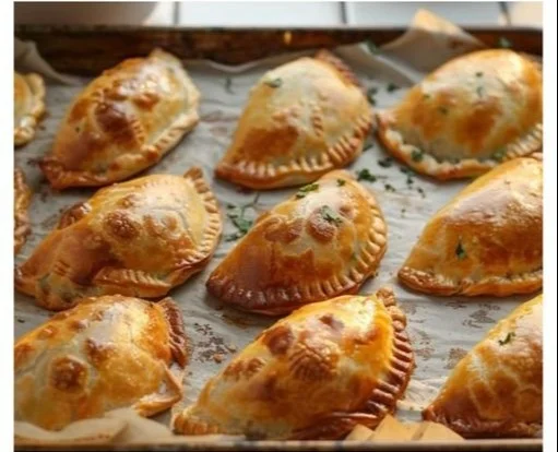 Empanadas Mendocinas recién horneadas con relleno casero y crujiente