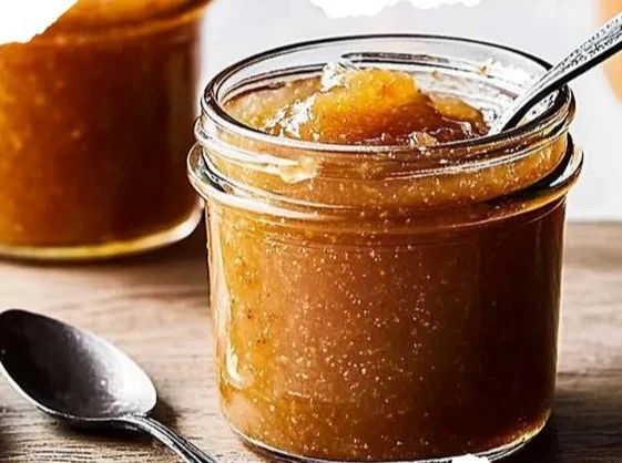 Mermelada de manzana y canela sin azúcar en un frasco