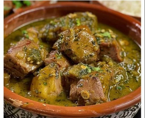Plato de Mole Verde con Carne de Puerco, típico de la cocina mexicana