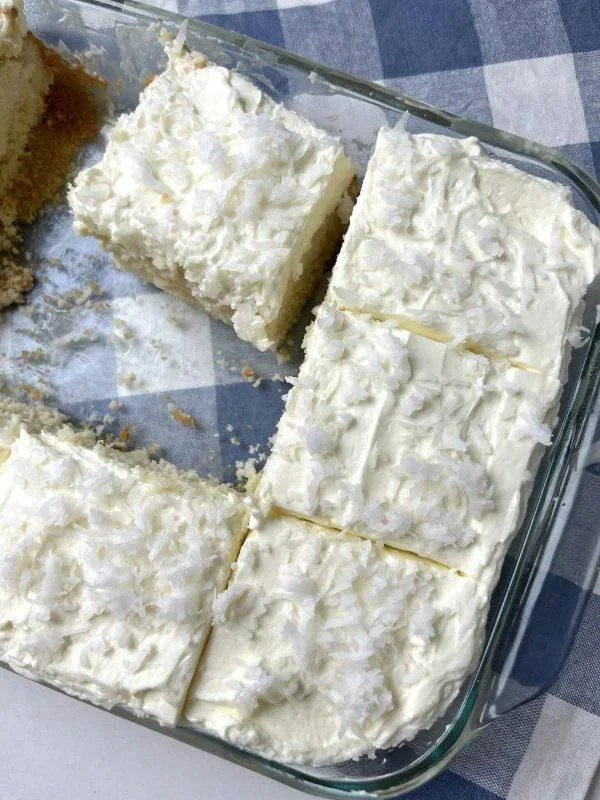 Pastel de Nube de Coco esponjoso decorado con coco rallado