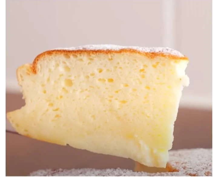 Delicioso pastel de yogur sin azúcar decorado con frutas frescas.