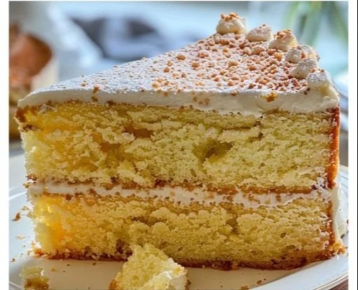Imagen de un pastel esponjoso decorado con frutas y crema.