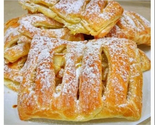 Deliciosos pastelitos de manzana con hojaldre recién horneados