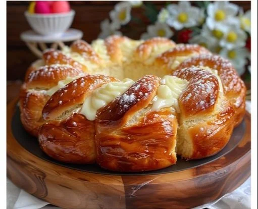 Rosca de Pascua decorada con frutas y azúcar