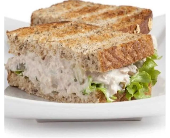 Sándwich de atún fresco con verduras en pan integral