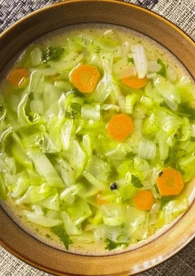 Sopa de Verduras casera con ingredientes frescos y coloridos en un tazón.