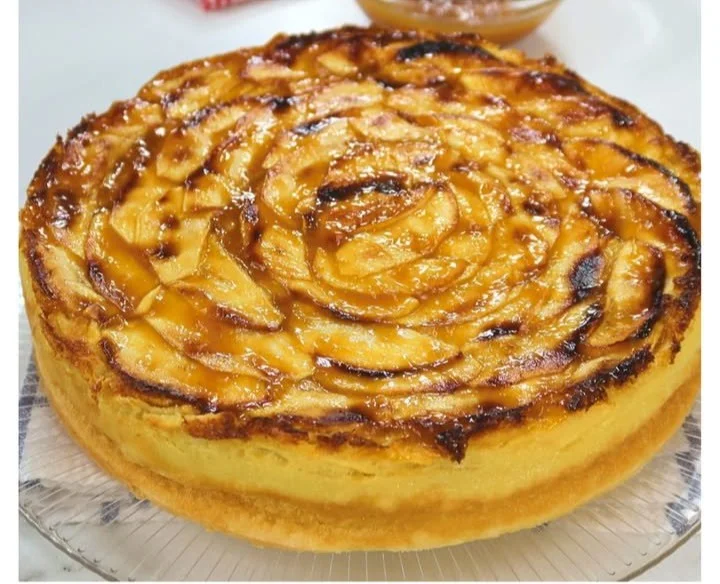 Tarta de Manzana recién horneada con manzanas frescas y canela